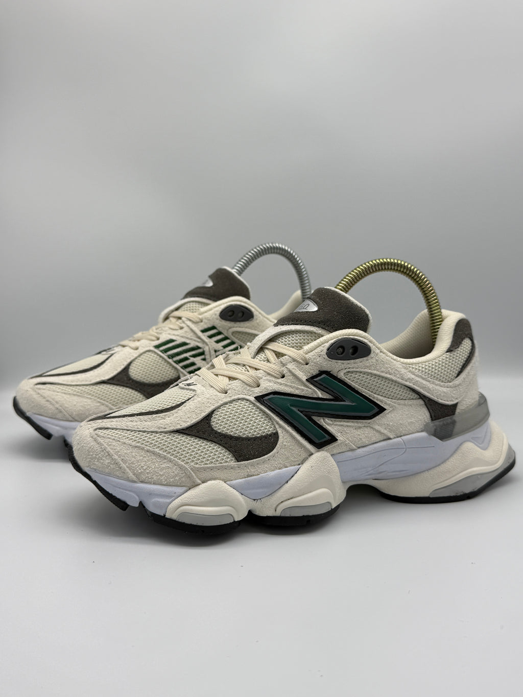 Маратонки New Balance 9060 в кремав цвят със зелено лого