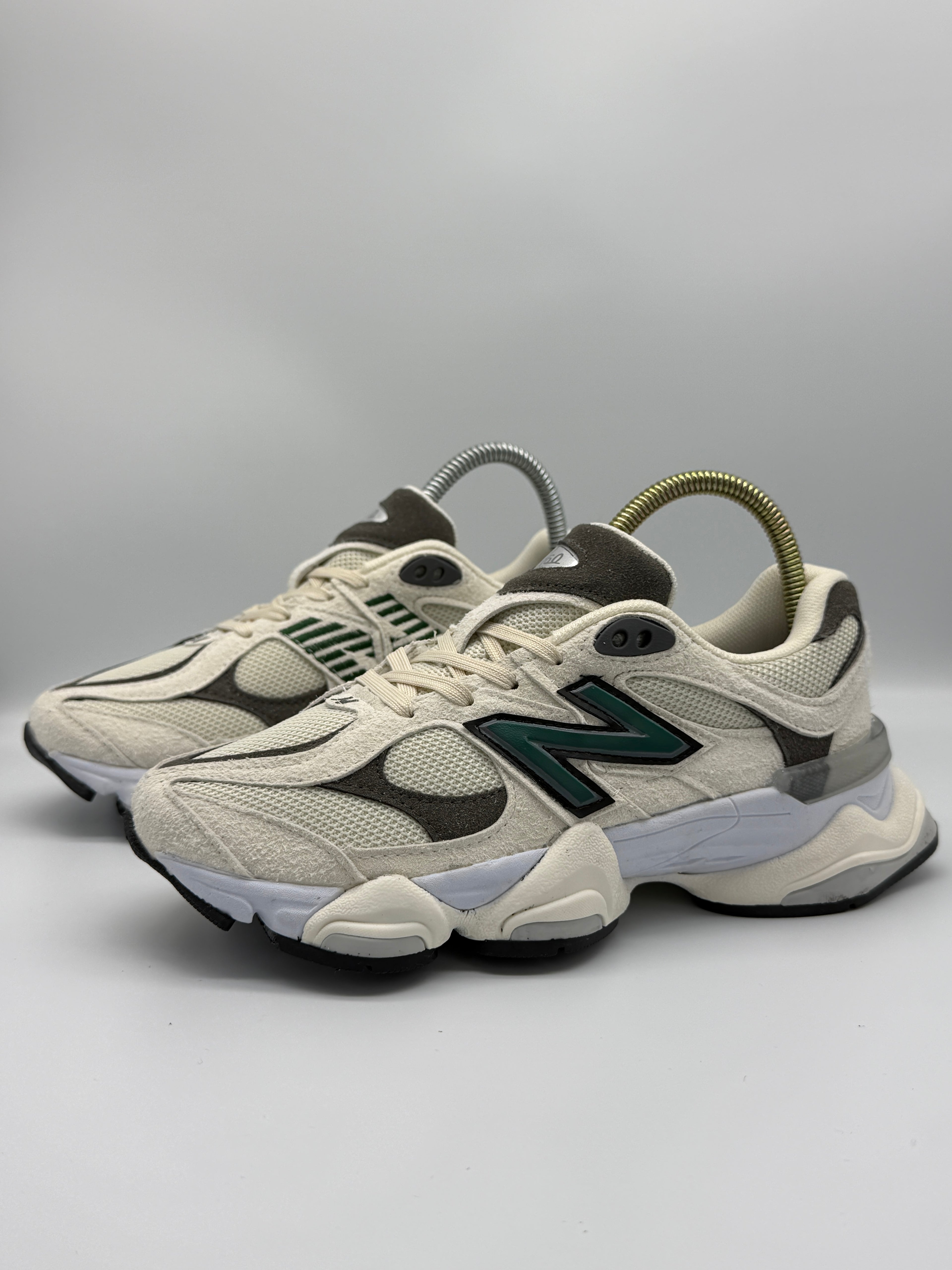 Маратонки New Balance 9060 в кремав цвят със зелено лого