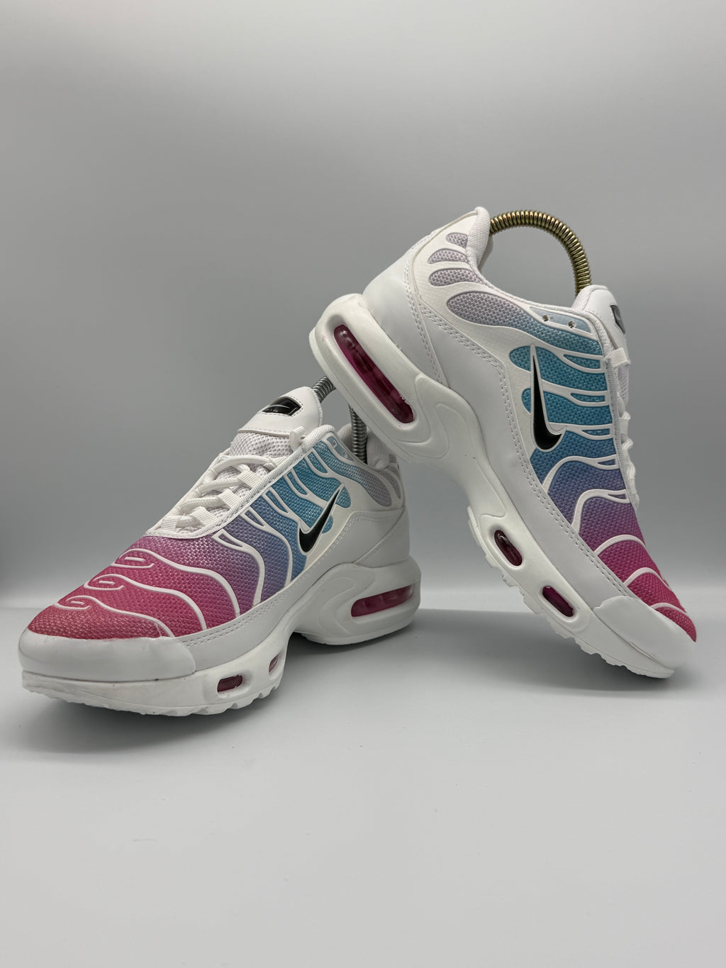 Дамски маратонки Nike TN в бяло с розови и сини детайли
