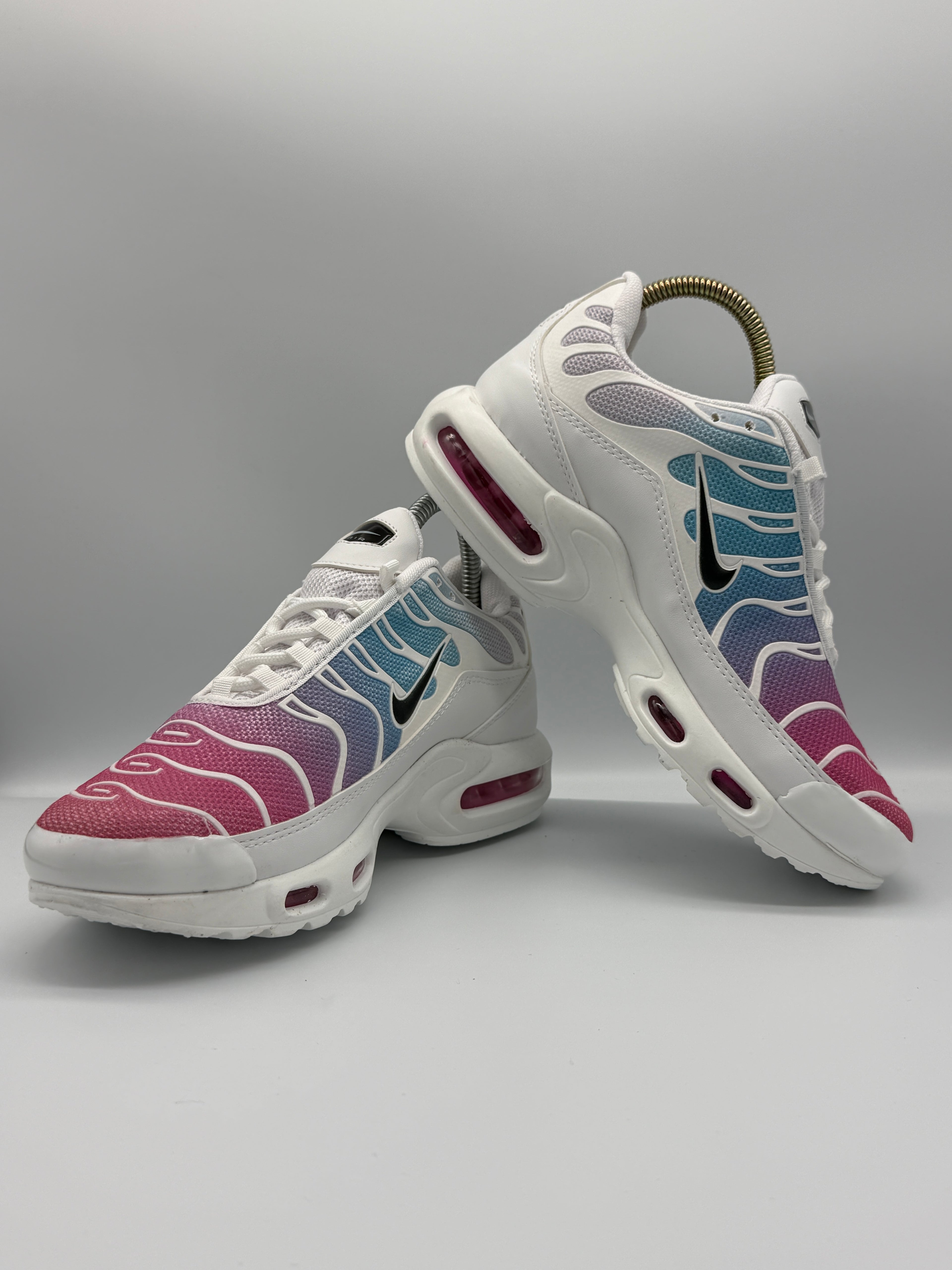 Дамски маратонки Nike TN в бяло с розови и сини детайли