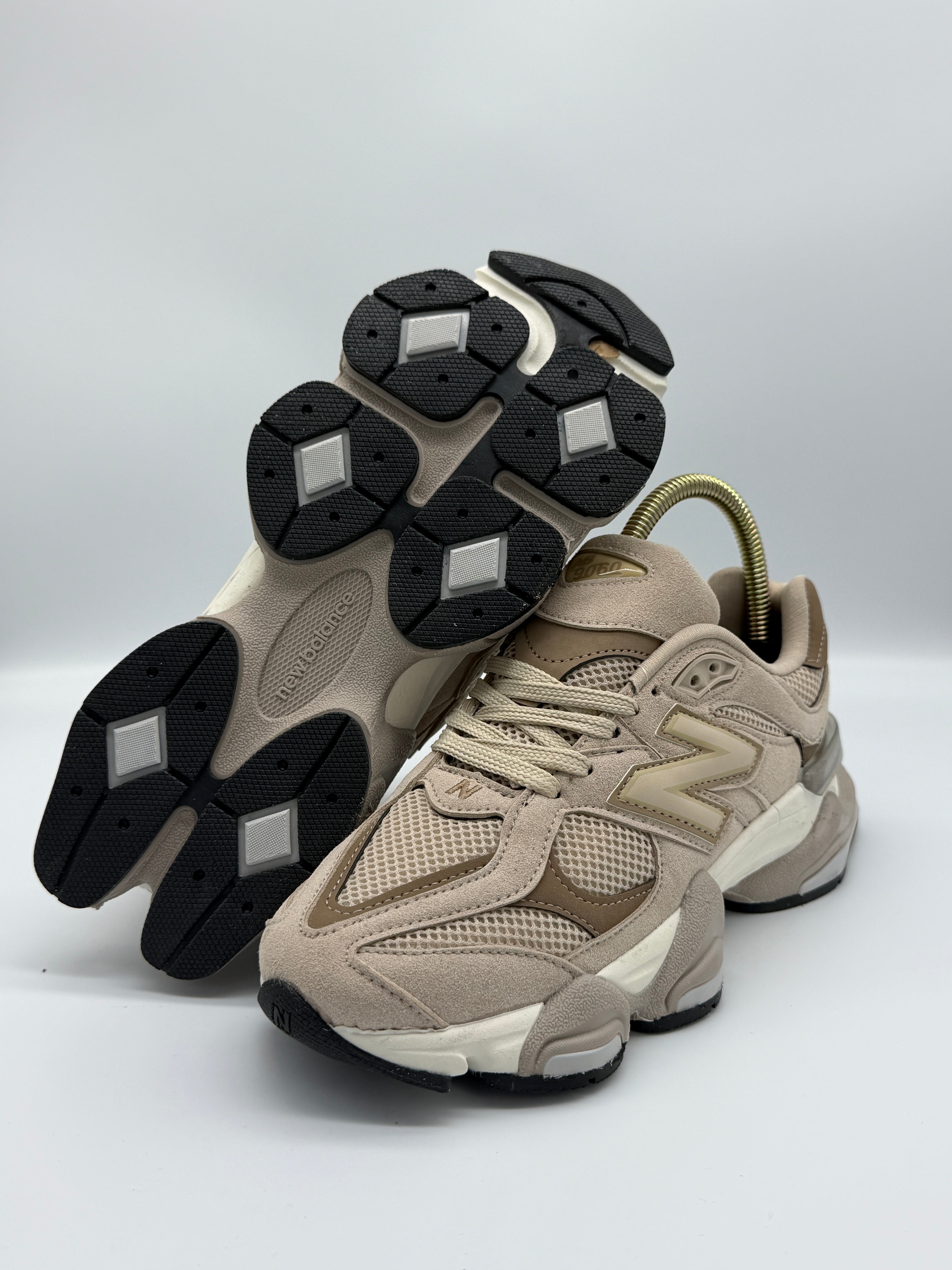 Дамски маратонки New Balance 9060 в бежово