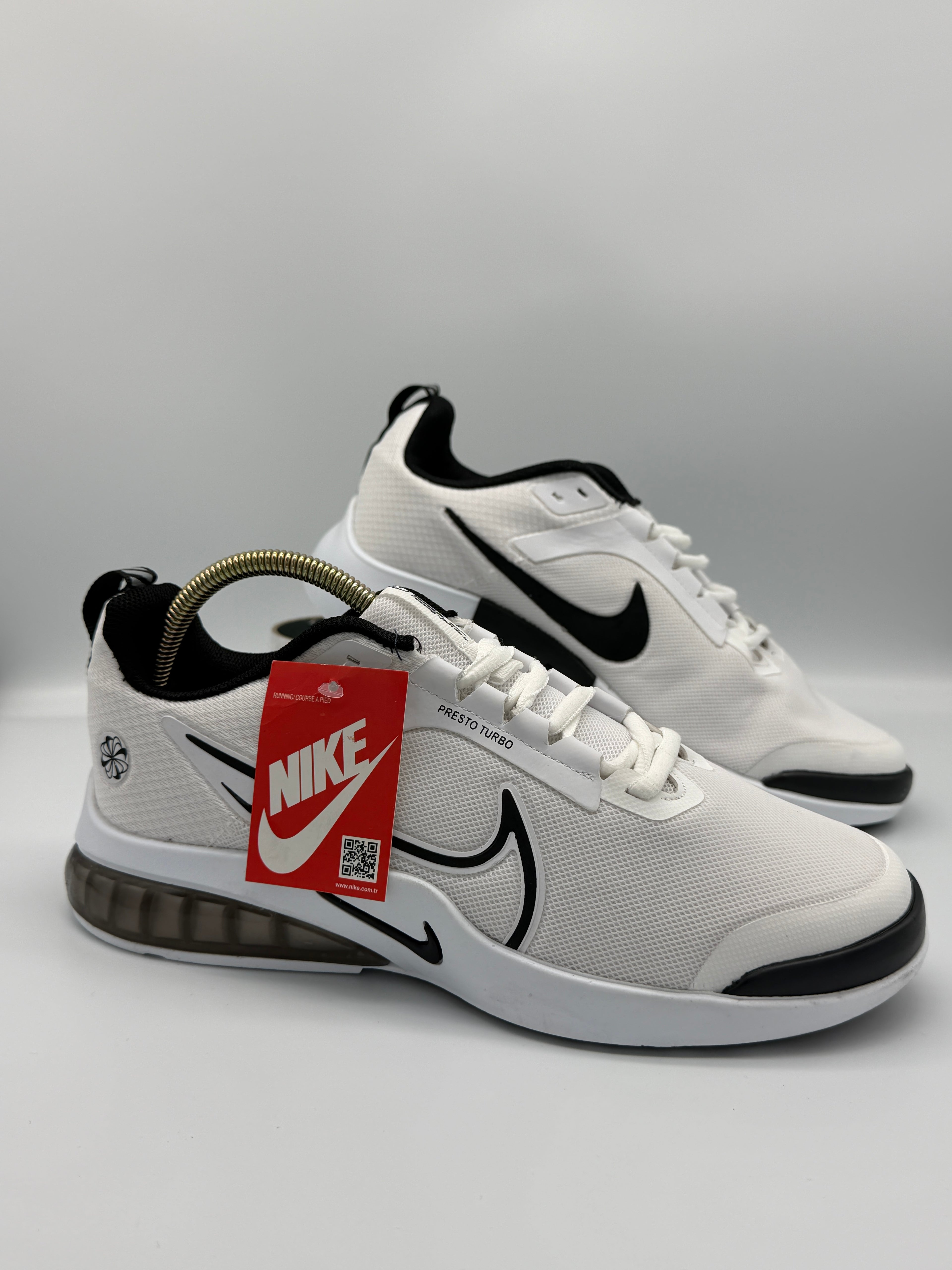 Мъжки маратонки Nike в бяло с черни детайли