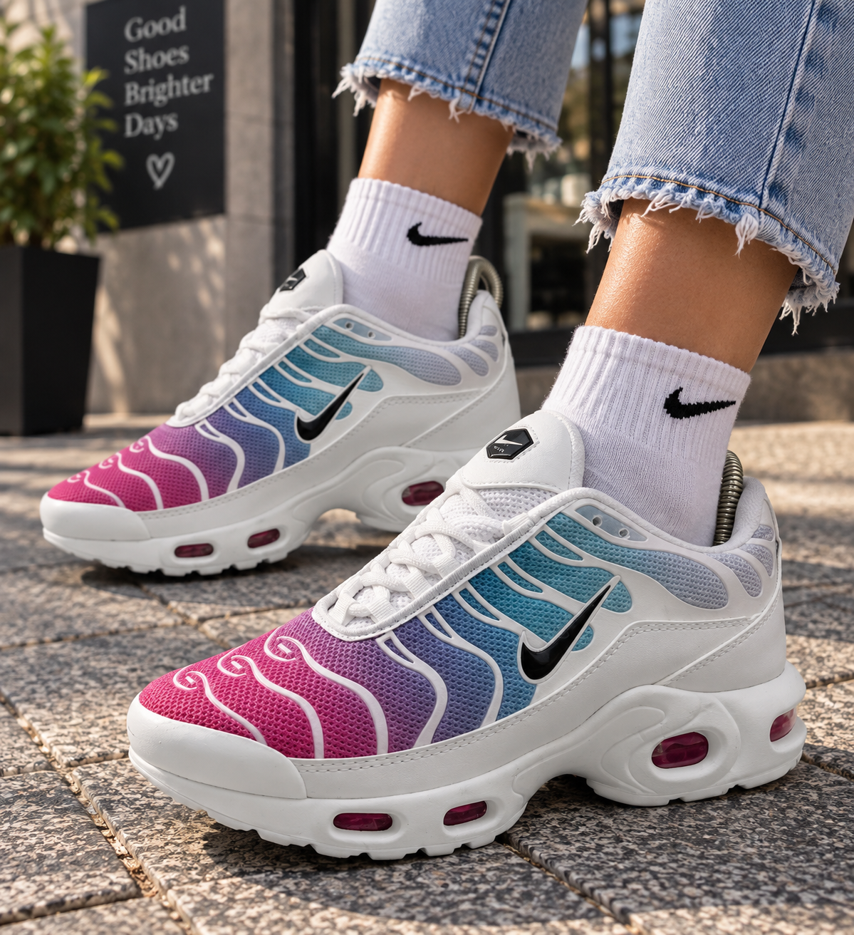 Дамски маратонки Nike TN в бяло с розови и сини детайли