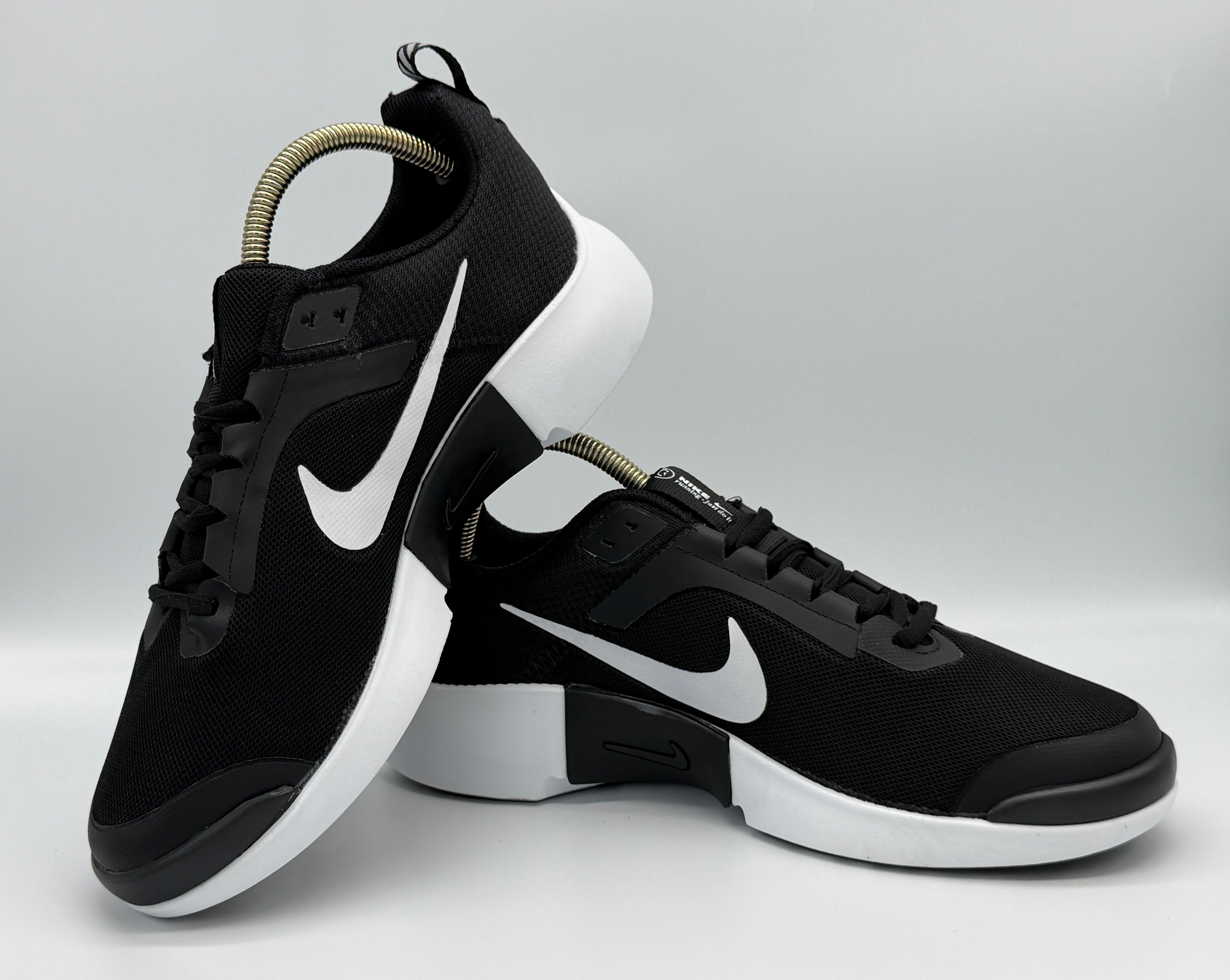 Мъжки маратонки Nike в черно с бяло лого