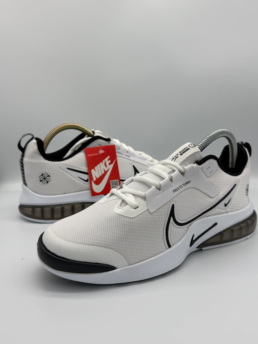 Мъжки маратонки Nike в бяло с черни детайли