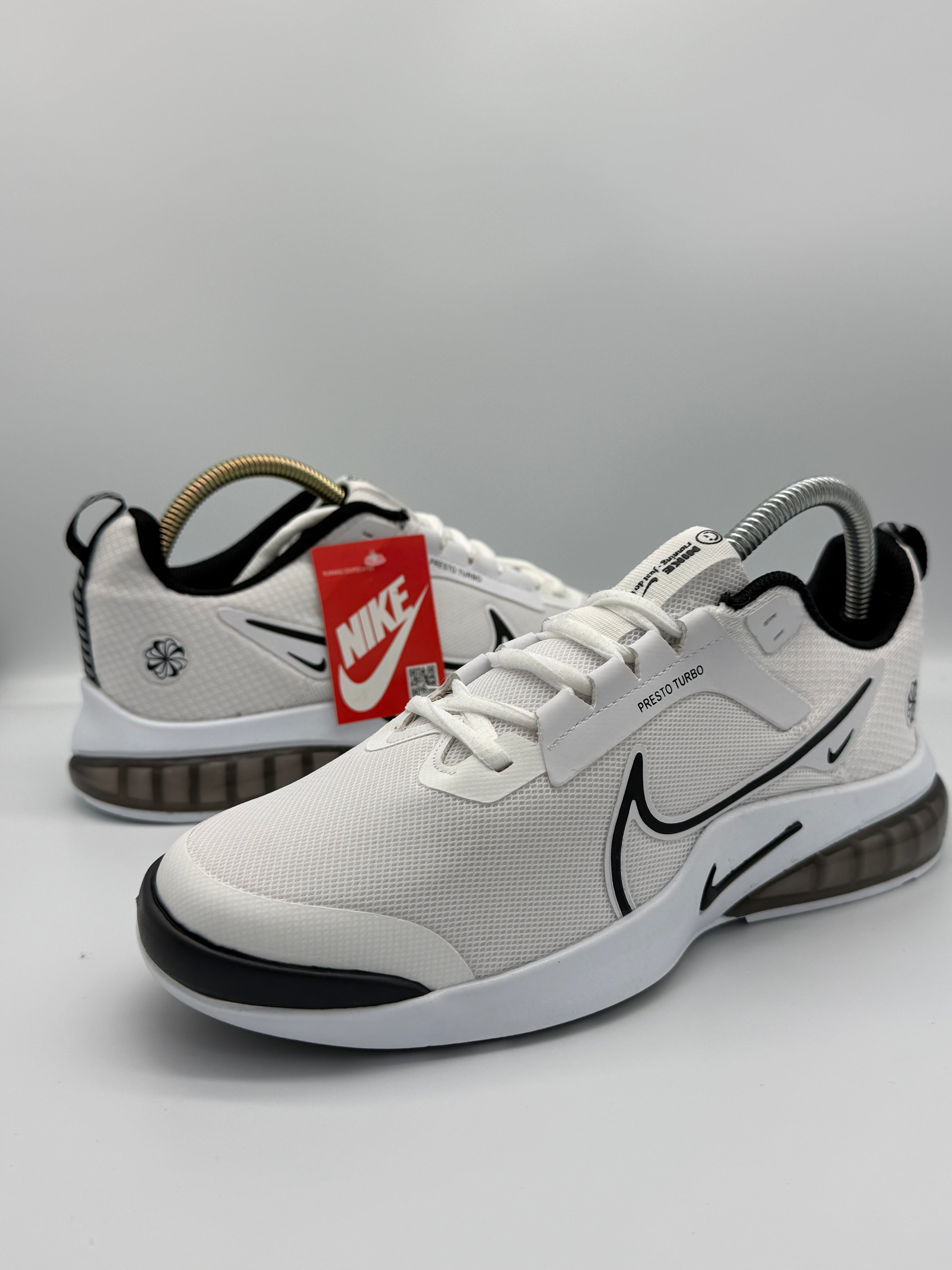 Мъжки маратонки Nike в бяло с черни детайли