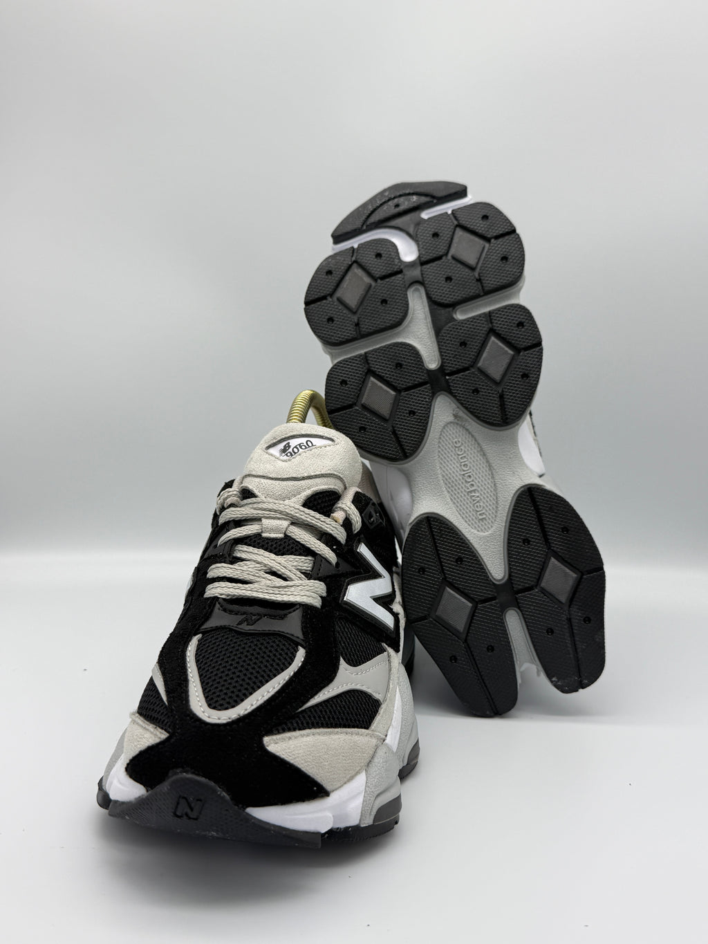 Дамски маратонки New Balance 9060 в черно и сиво