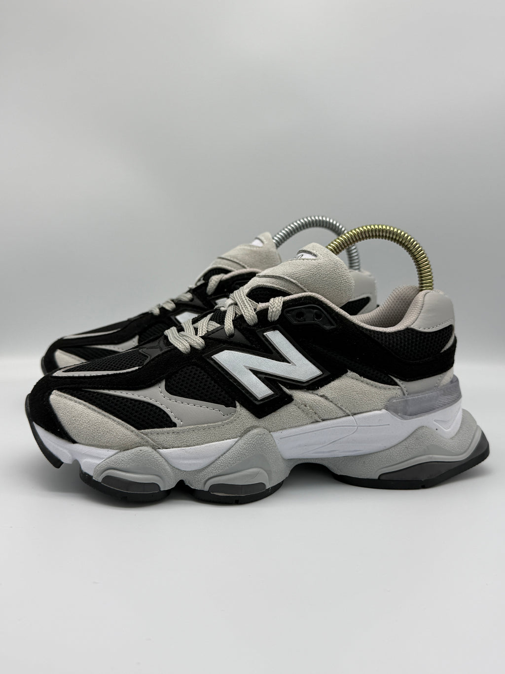 Дамски маратонки New Balance 9060 в черно и сиво
