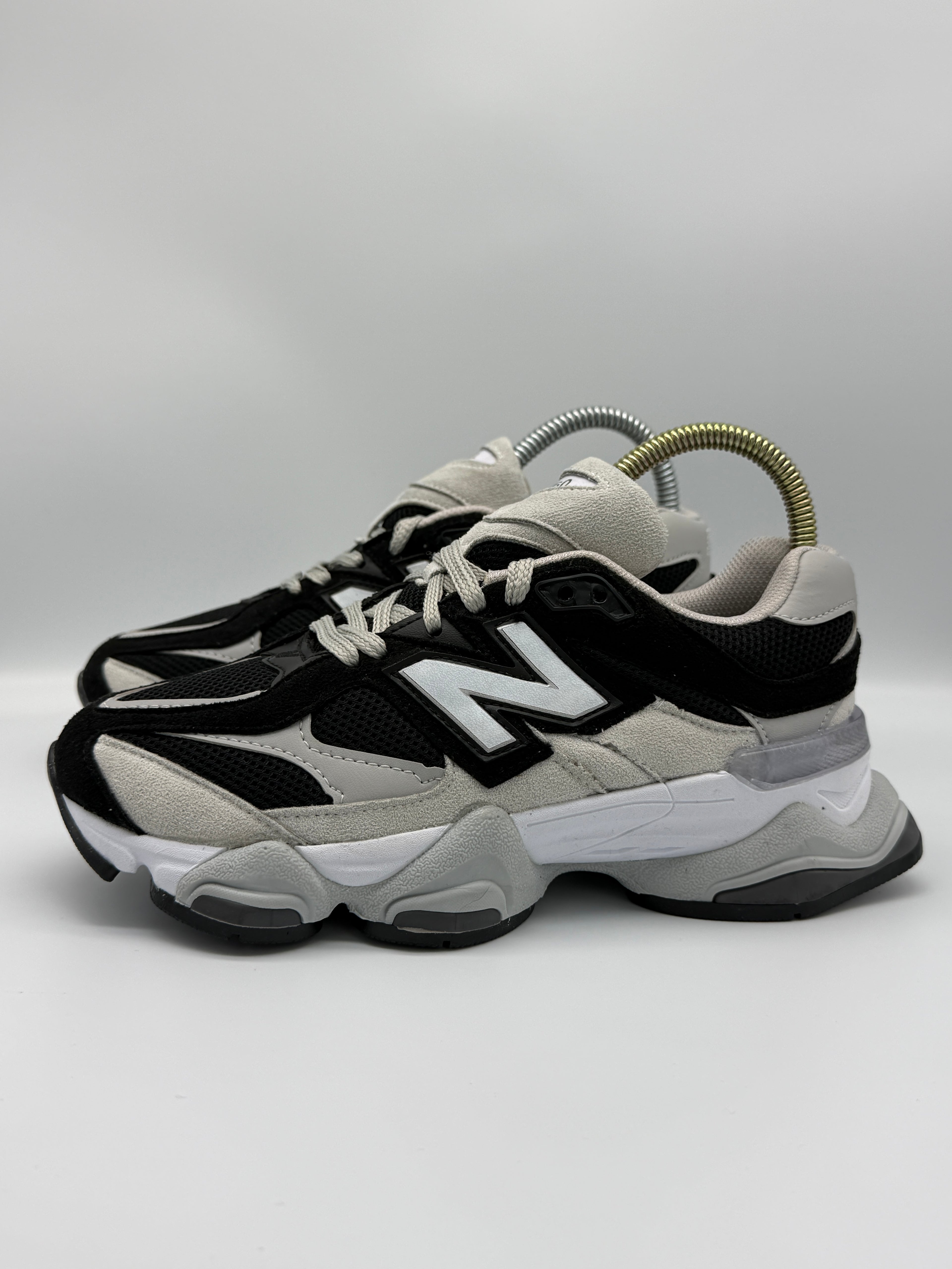 Дамски маратонки New Balance 9060 в черно и сиво
