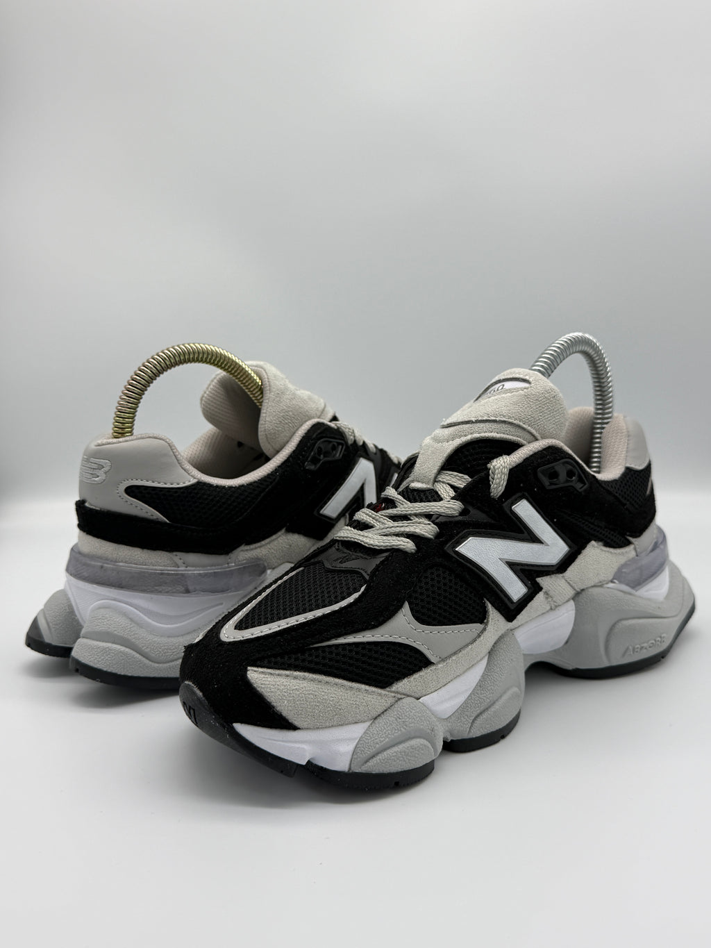 Дамски маратонки New Balance 9060 в черно и сиво
