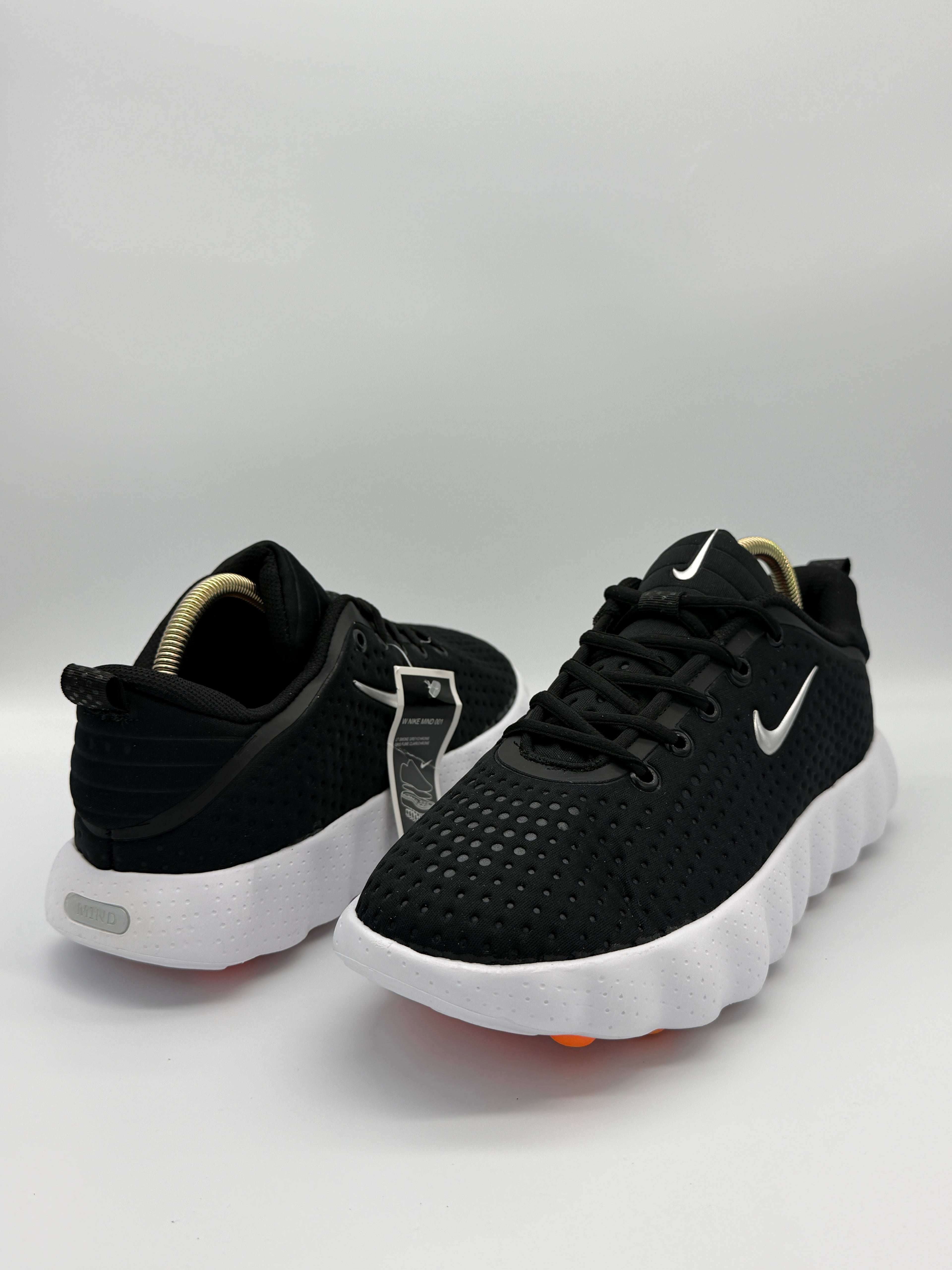 Маратонки Nike Mind 002 в черно с бяла подметка
