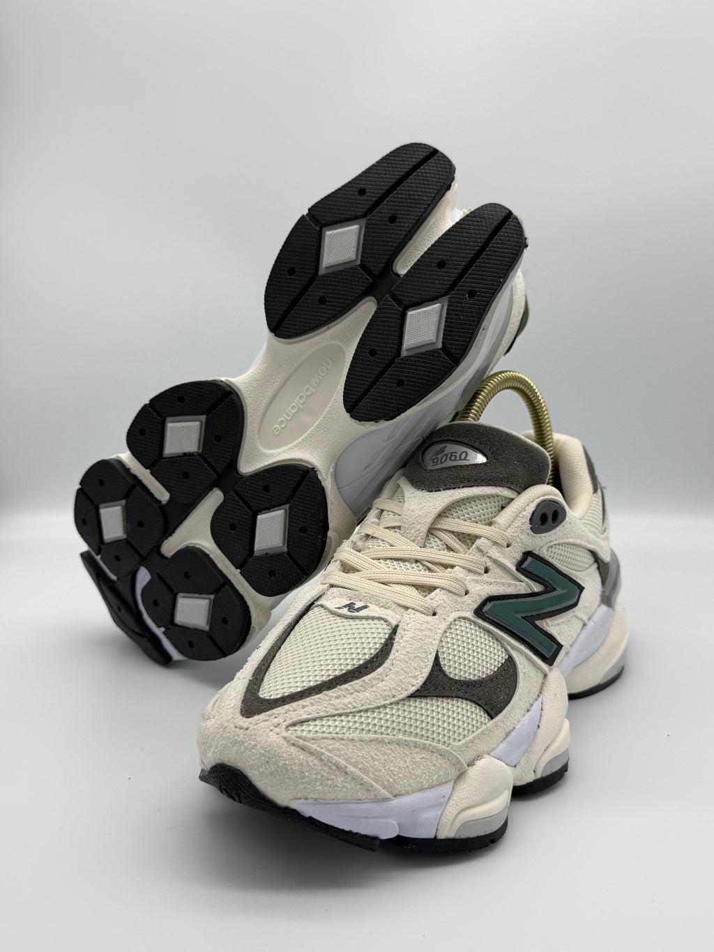 Маратонки New Balance 9060 в кремав цвят със зелено лого