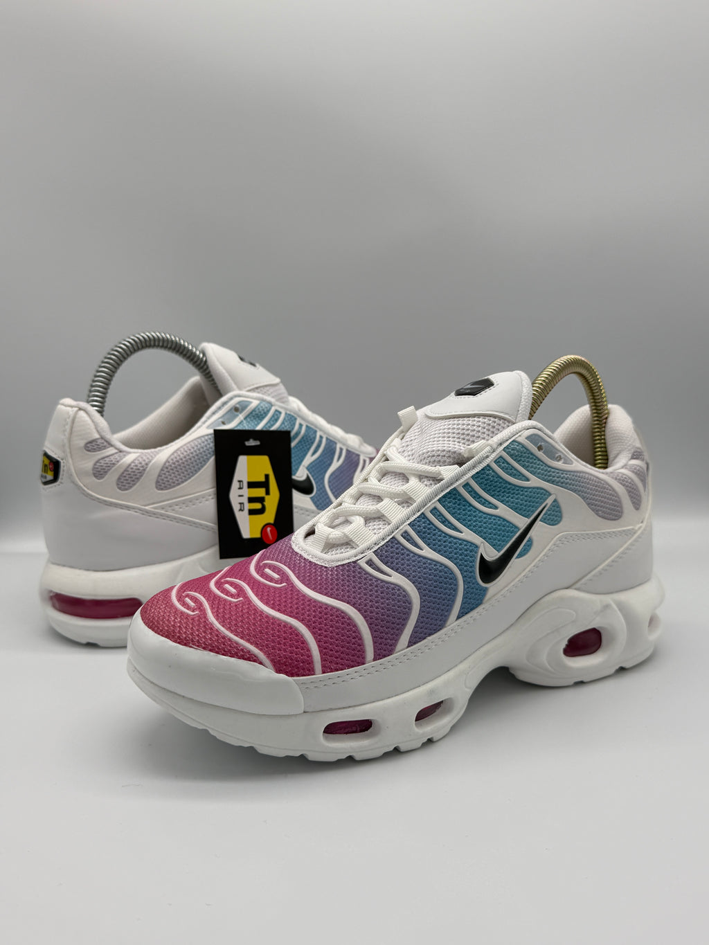 Дамски маратонки Nike TN в бяло с розови и сини детайли