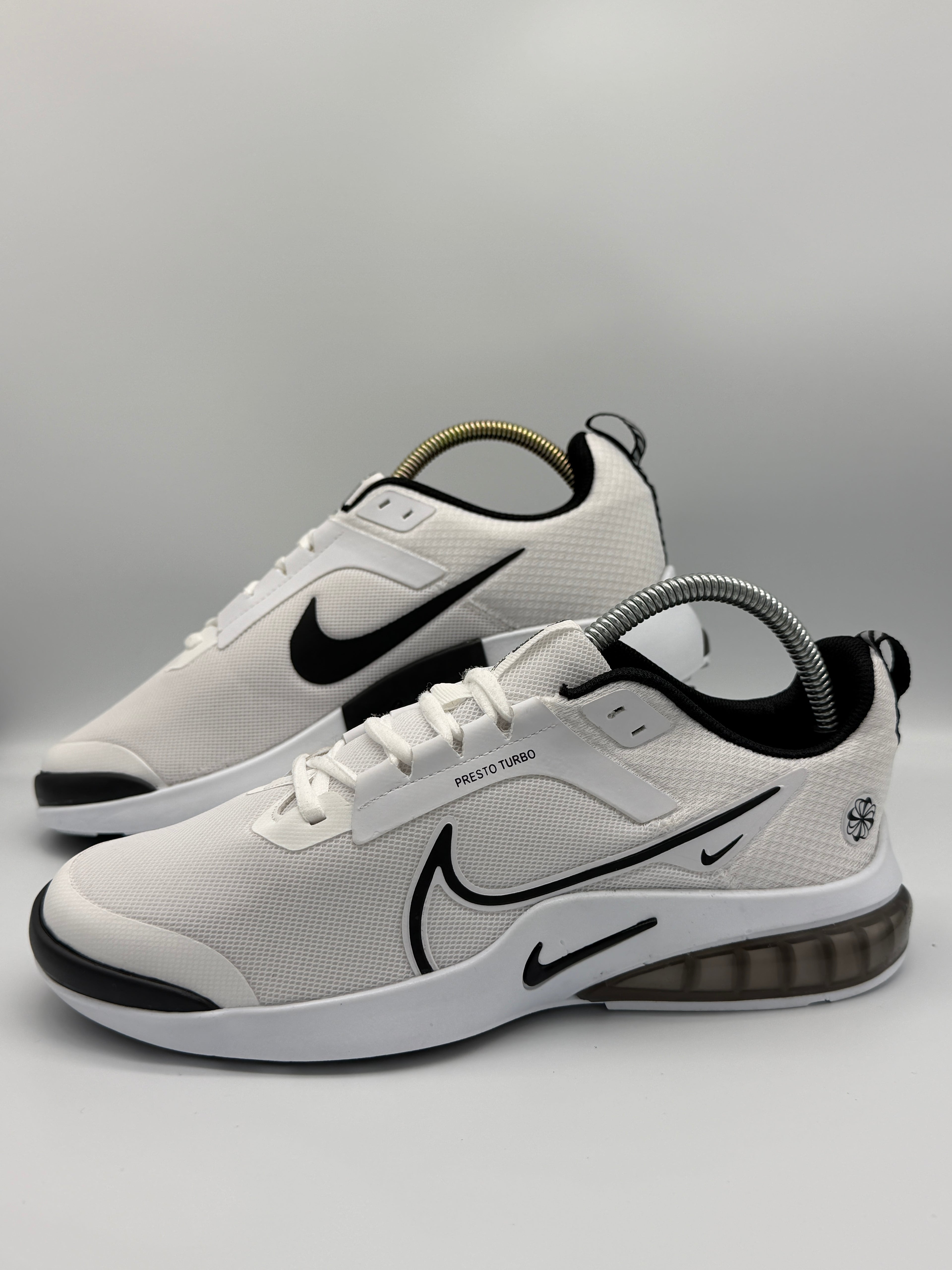 Мъжки маратонки Nike в бяло с черни детайли
