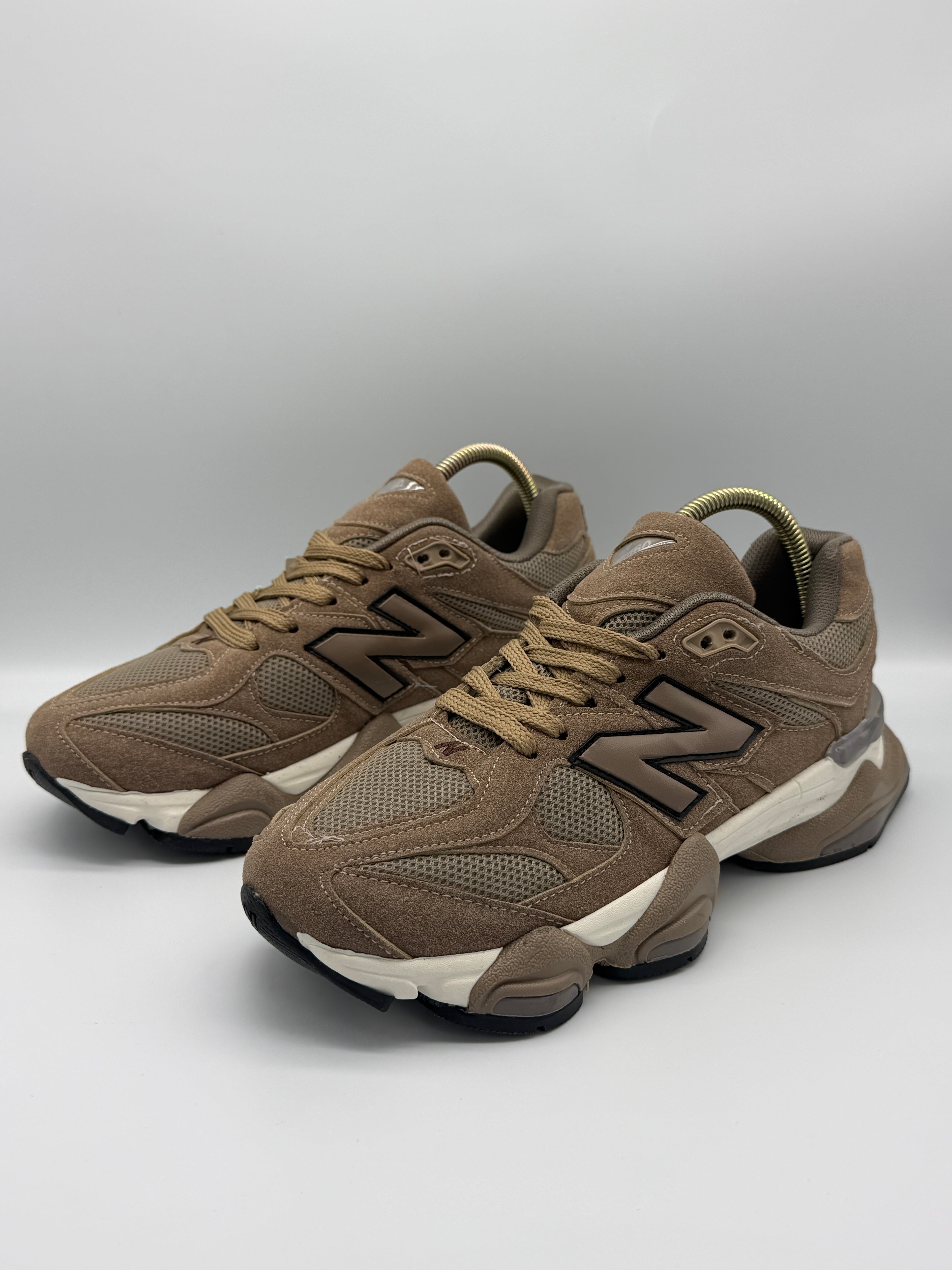 Мъжки маратонки New Balance 9060 в тъмнокафяво
