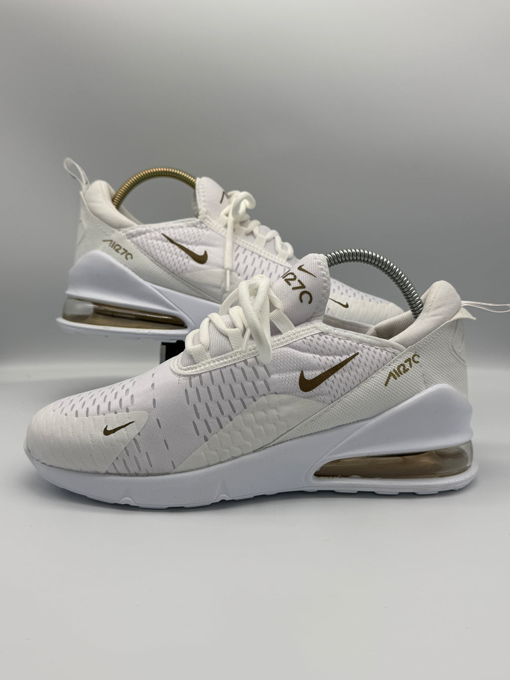 Мъжки маратонки Nike Air 270 в бяло със златисти детайли