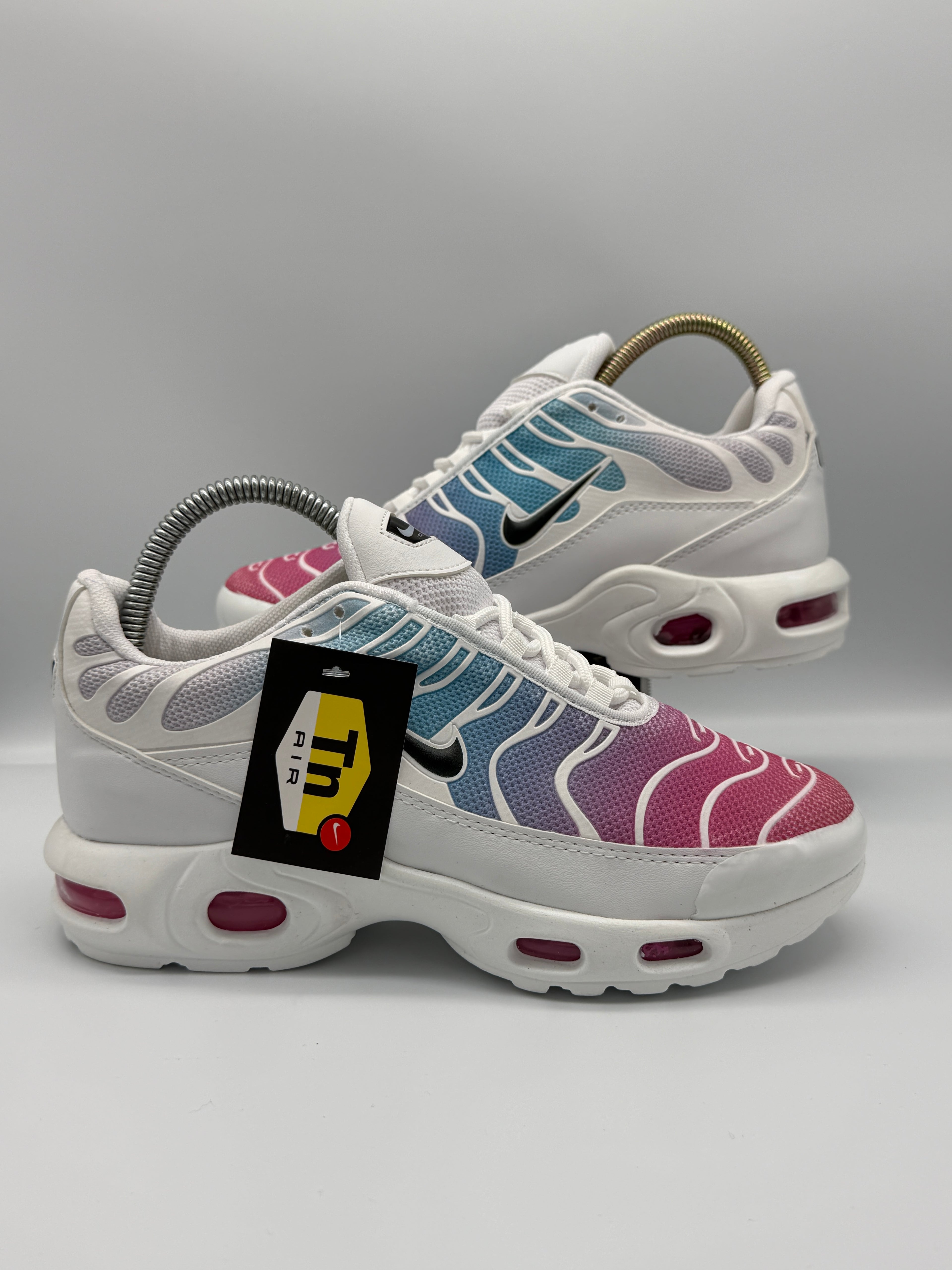Дамски маратонки Nike TN в бяло с розови и сини детайли