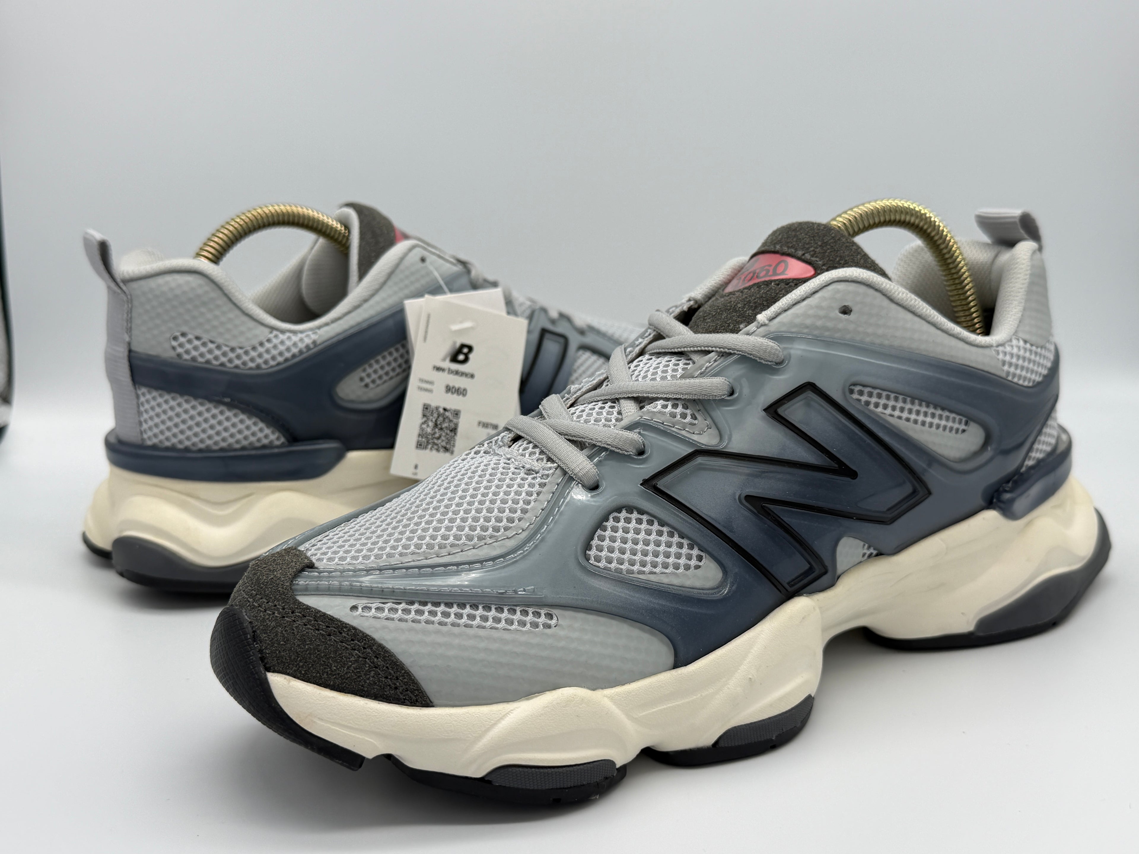 Маратонки New Balance в сиво, кремаво и тъмносиньо