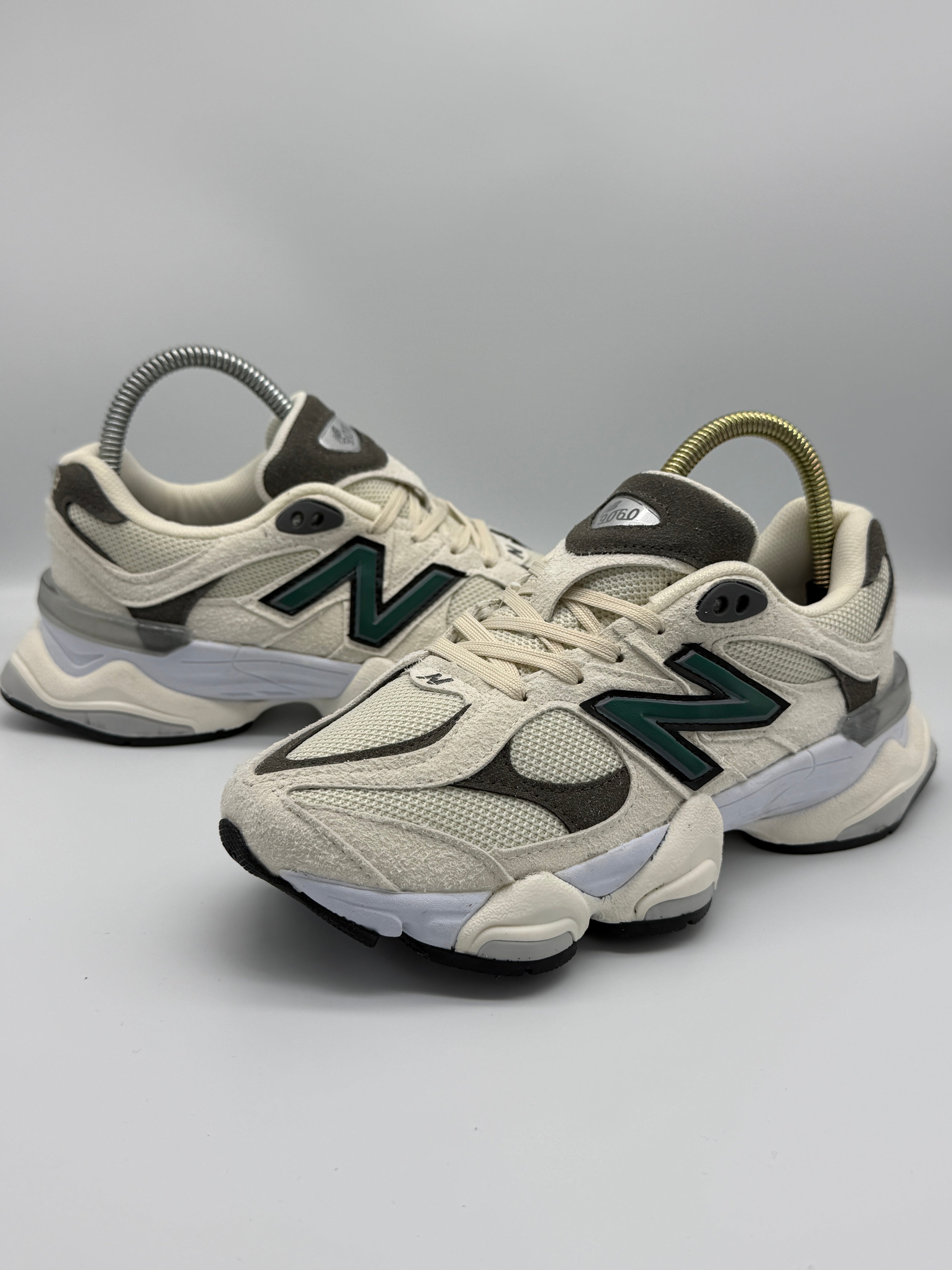 Маратонки New Balance 9060 в кремав цвят със зелено лого