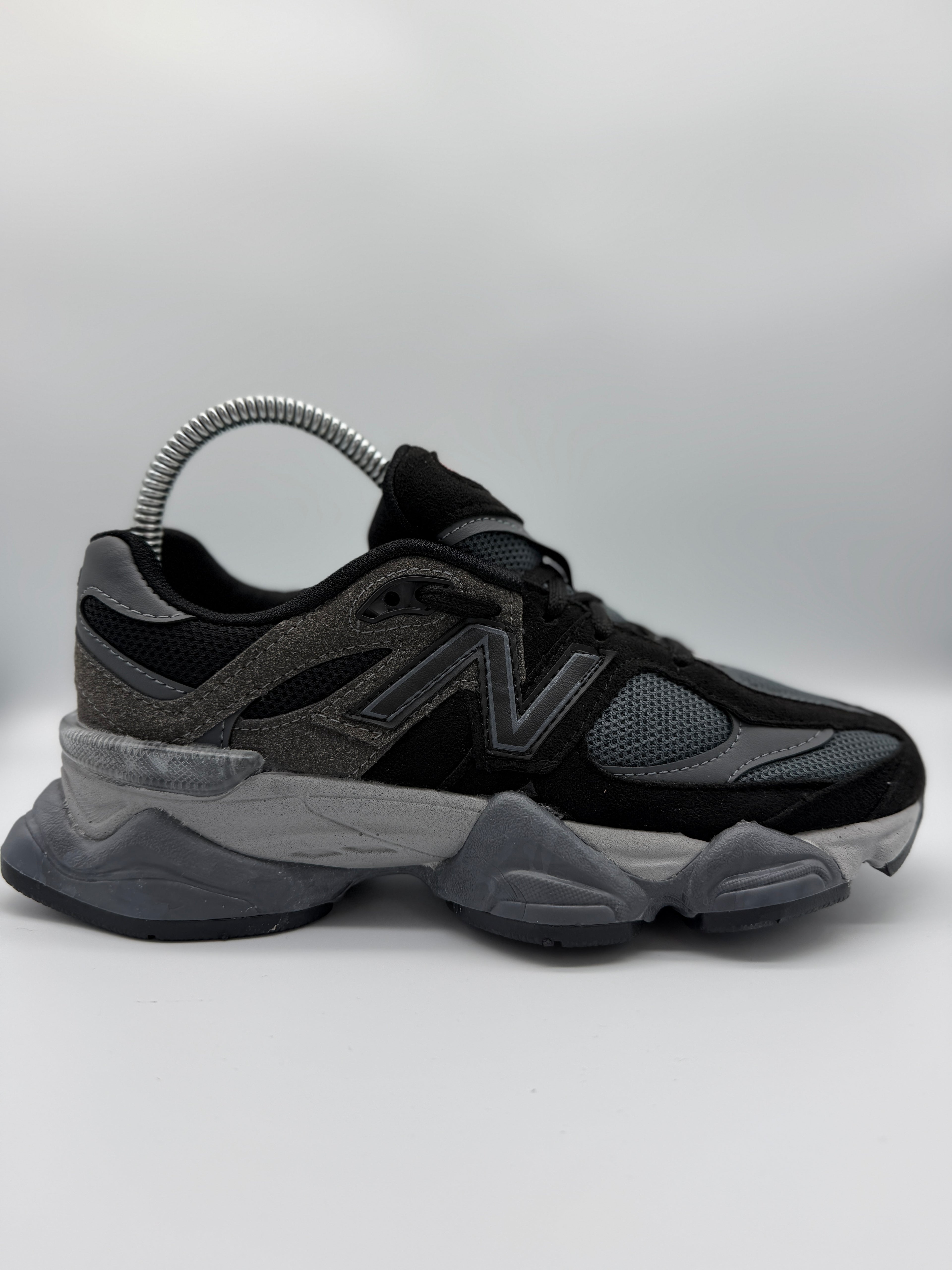 Дамски маратонки New Balance 9060 с черно-сив дизайн