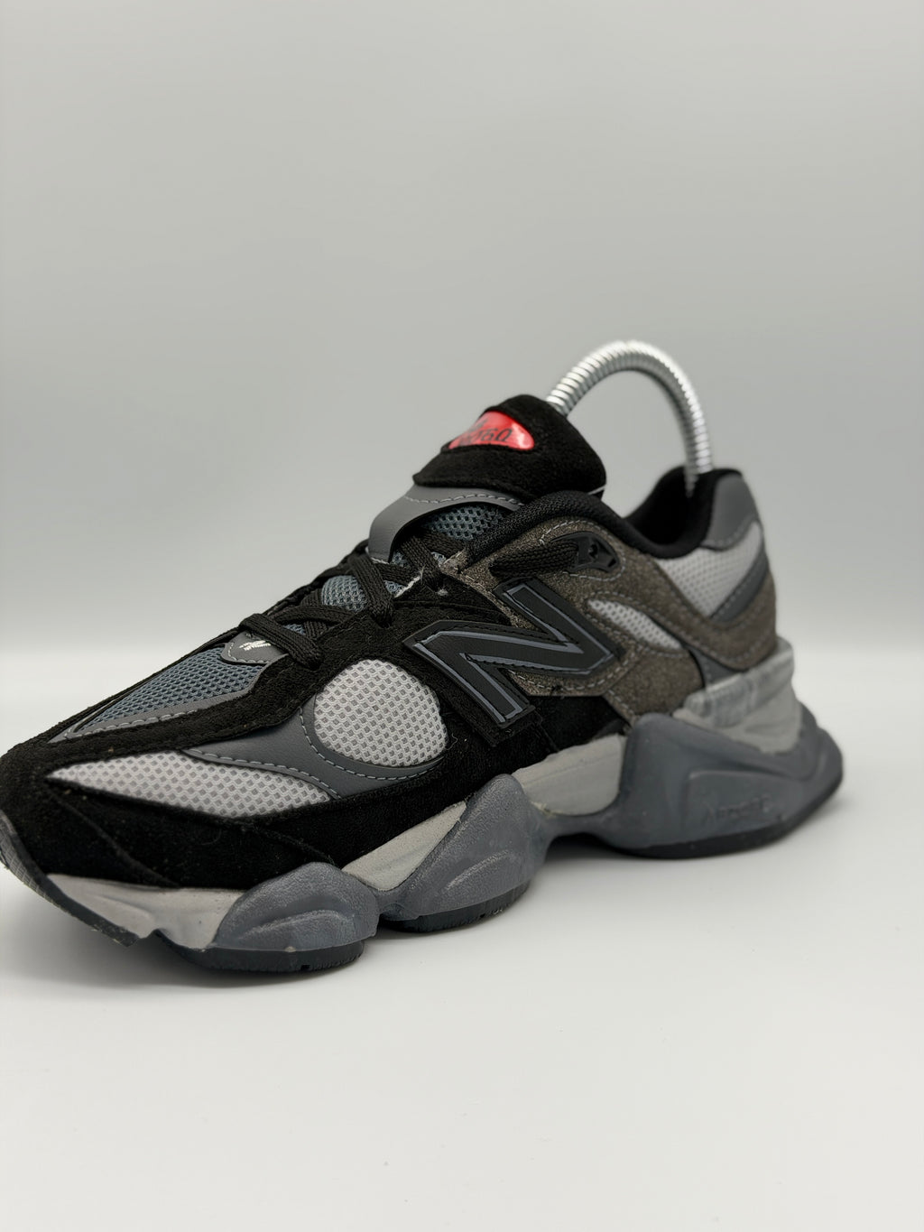 Дамски маратонки New Balance 9060 с черно-сив дизайн