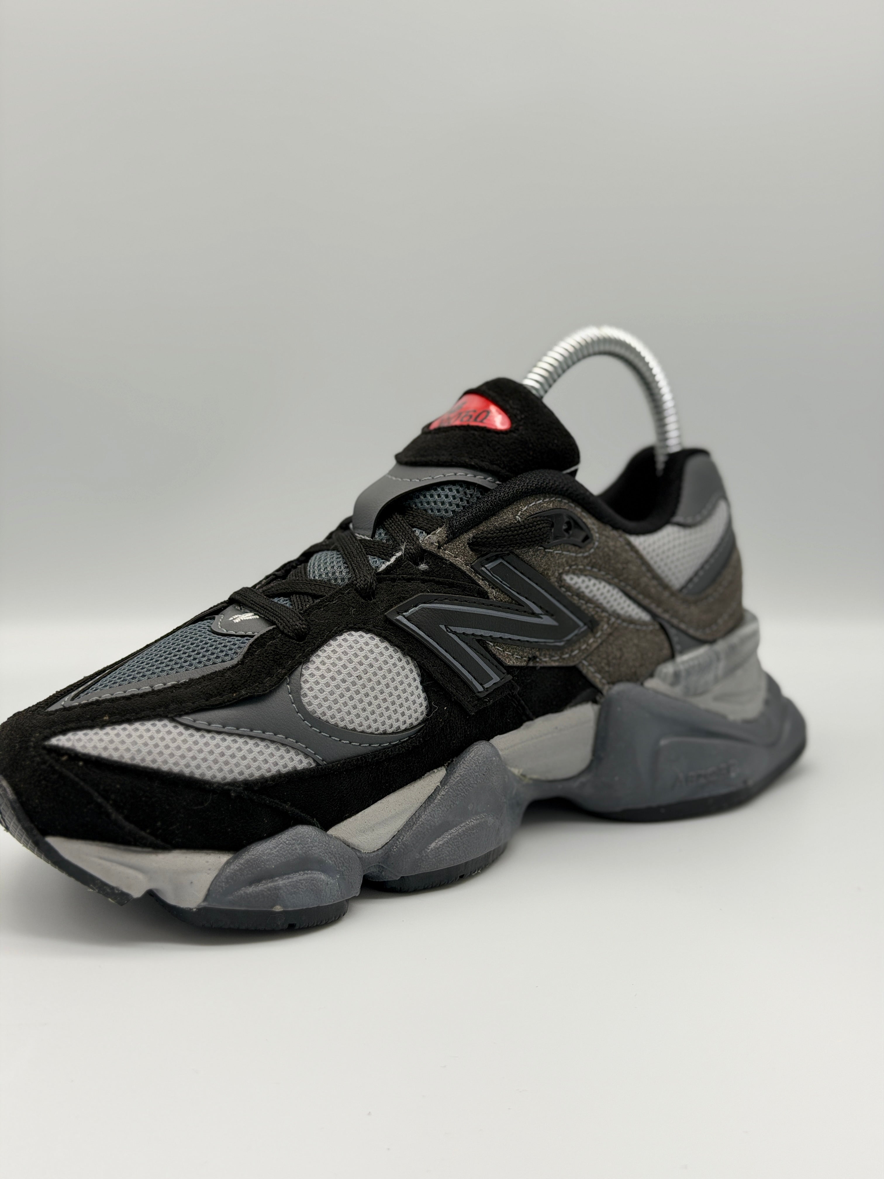 Дамски маратонки New Balance 9060 с черно-сив дизайн