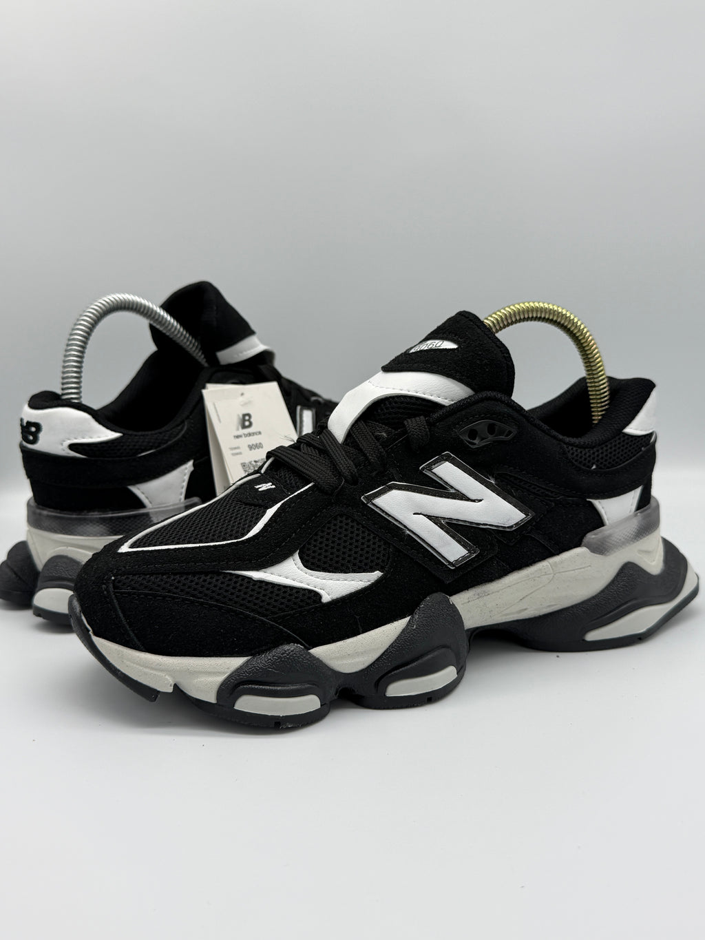 Дамски маратонки New Balance 9060 в черно и бяло
