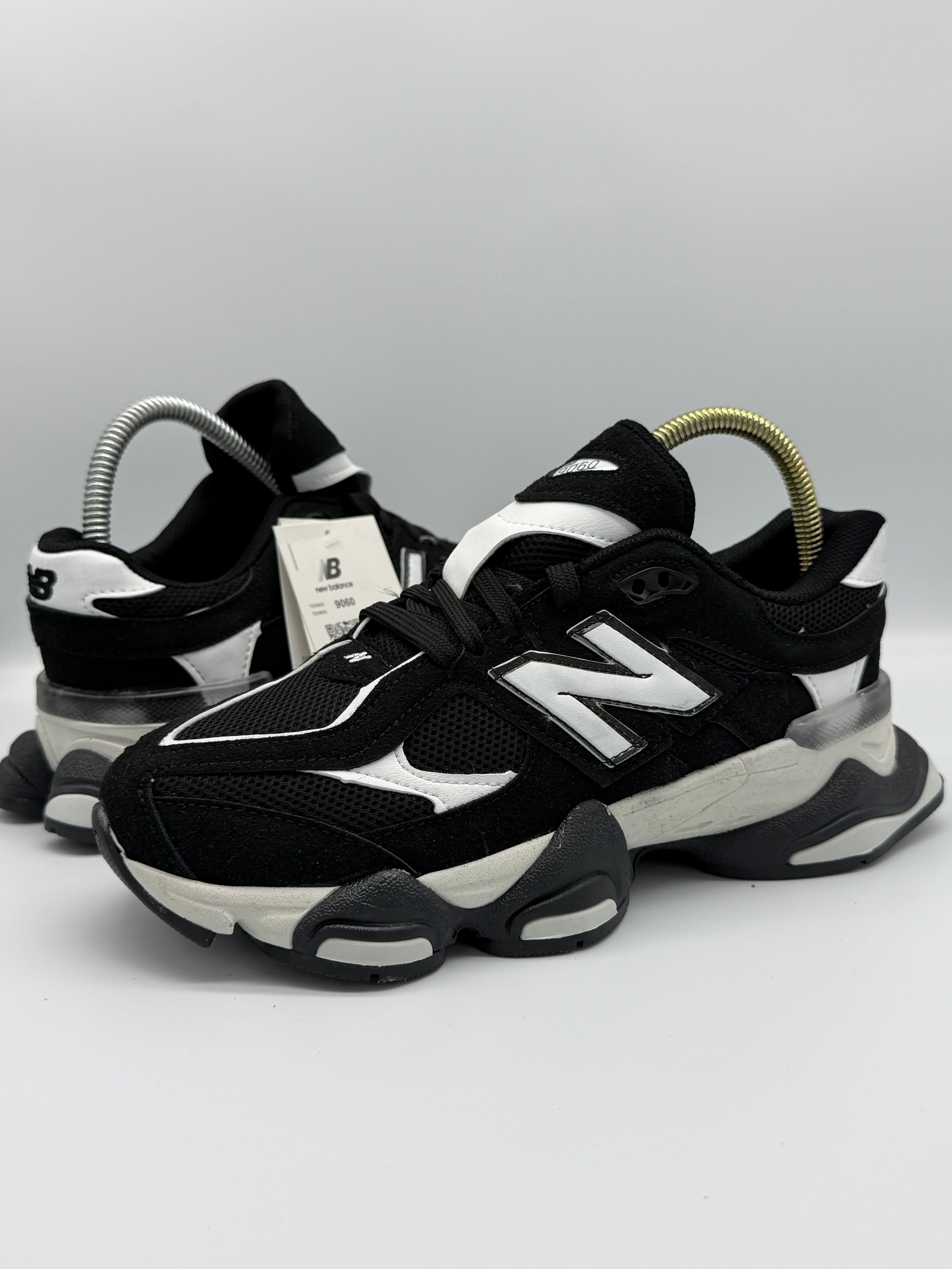 Дамски маратонки New Balance 9060 в черно и бяло