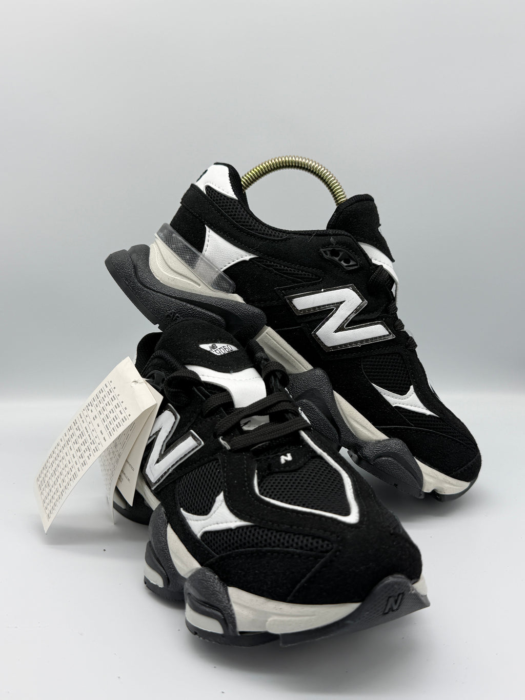 Дамски маратонки New Balance 9060 в черно и бяло