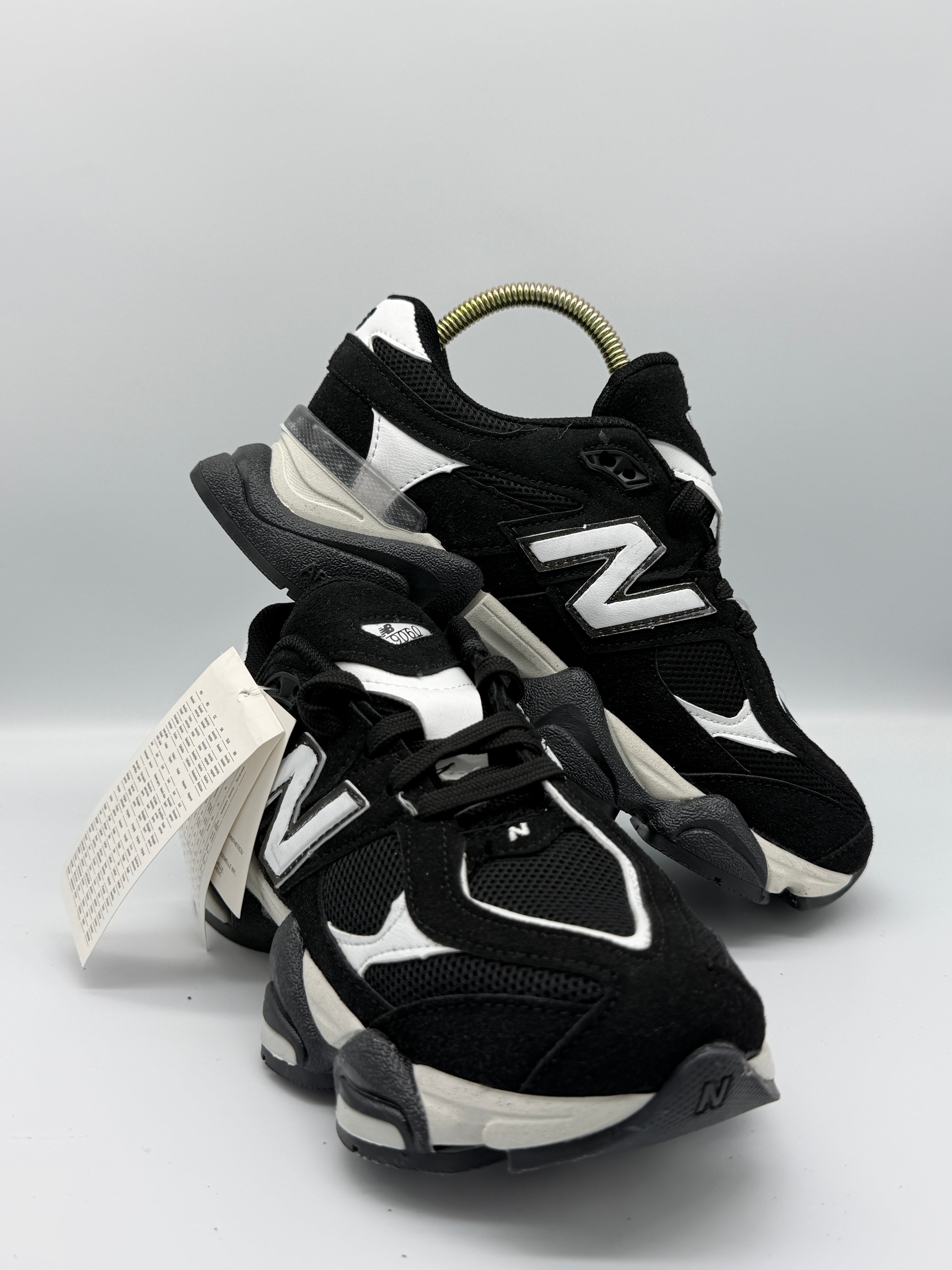 Дамски маратонки New Balance 9060 в черно и бяло