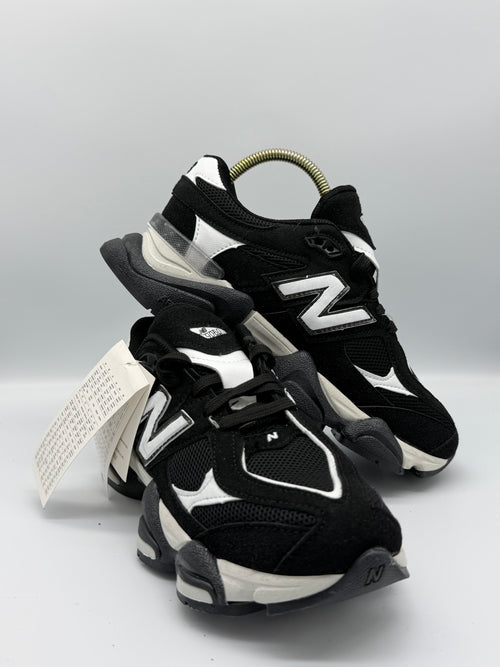 Дамски маратонки New Balance 9060 в черно и бяло