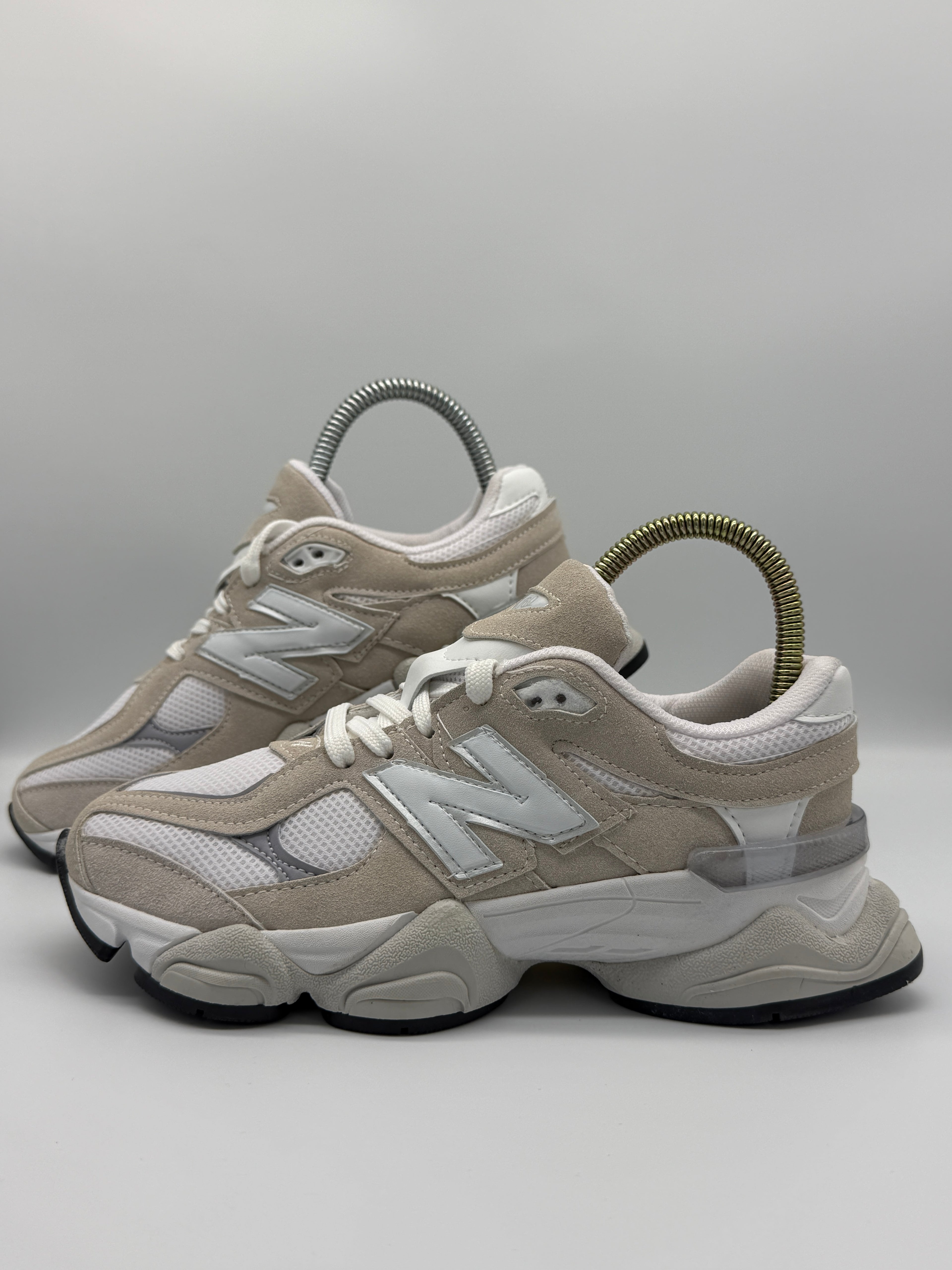 Маратонки New Balance 9060 в бежово и бяло