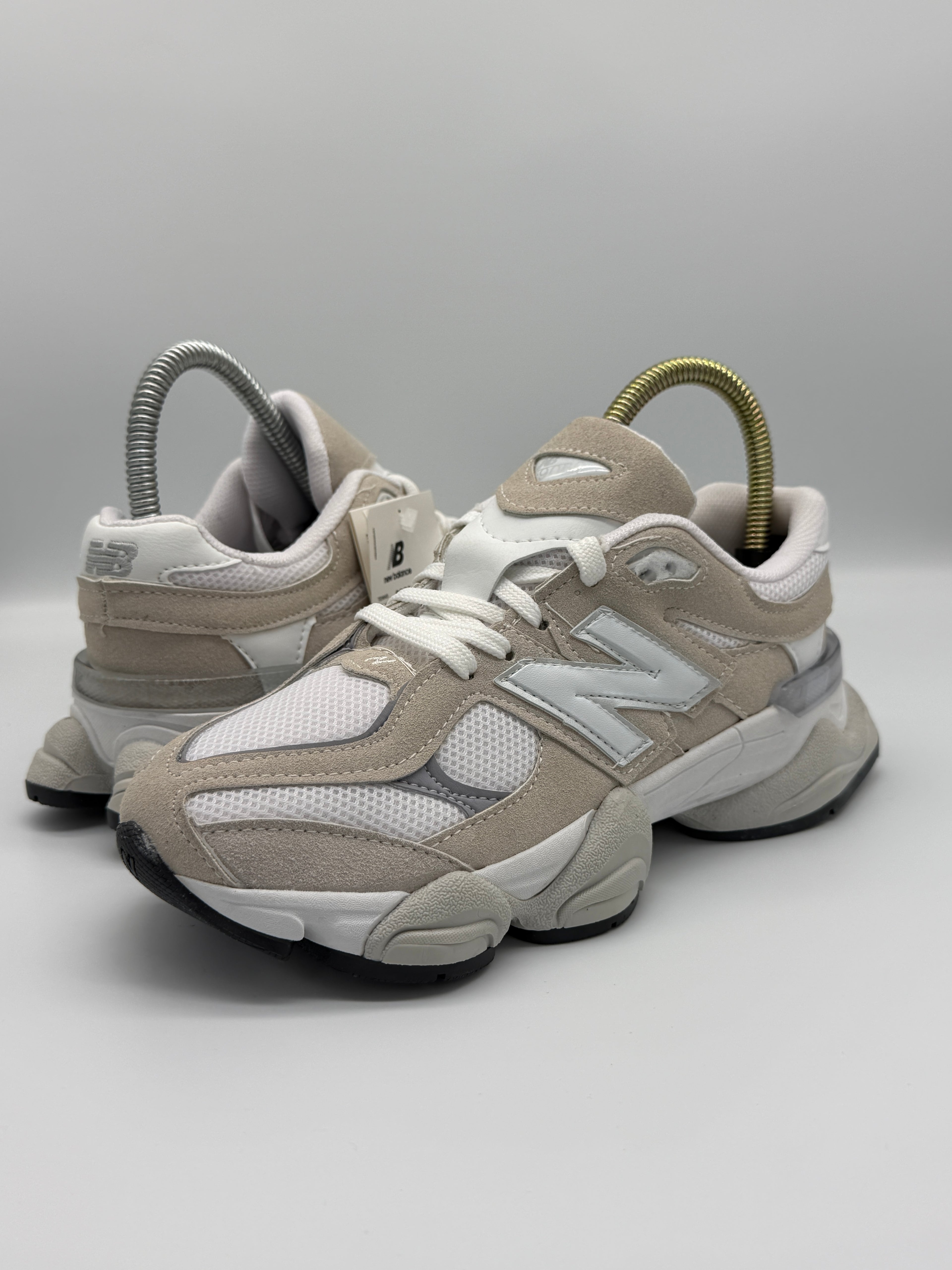 Маратонки New Balance 9060 в бежово и бяло