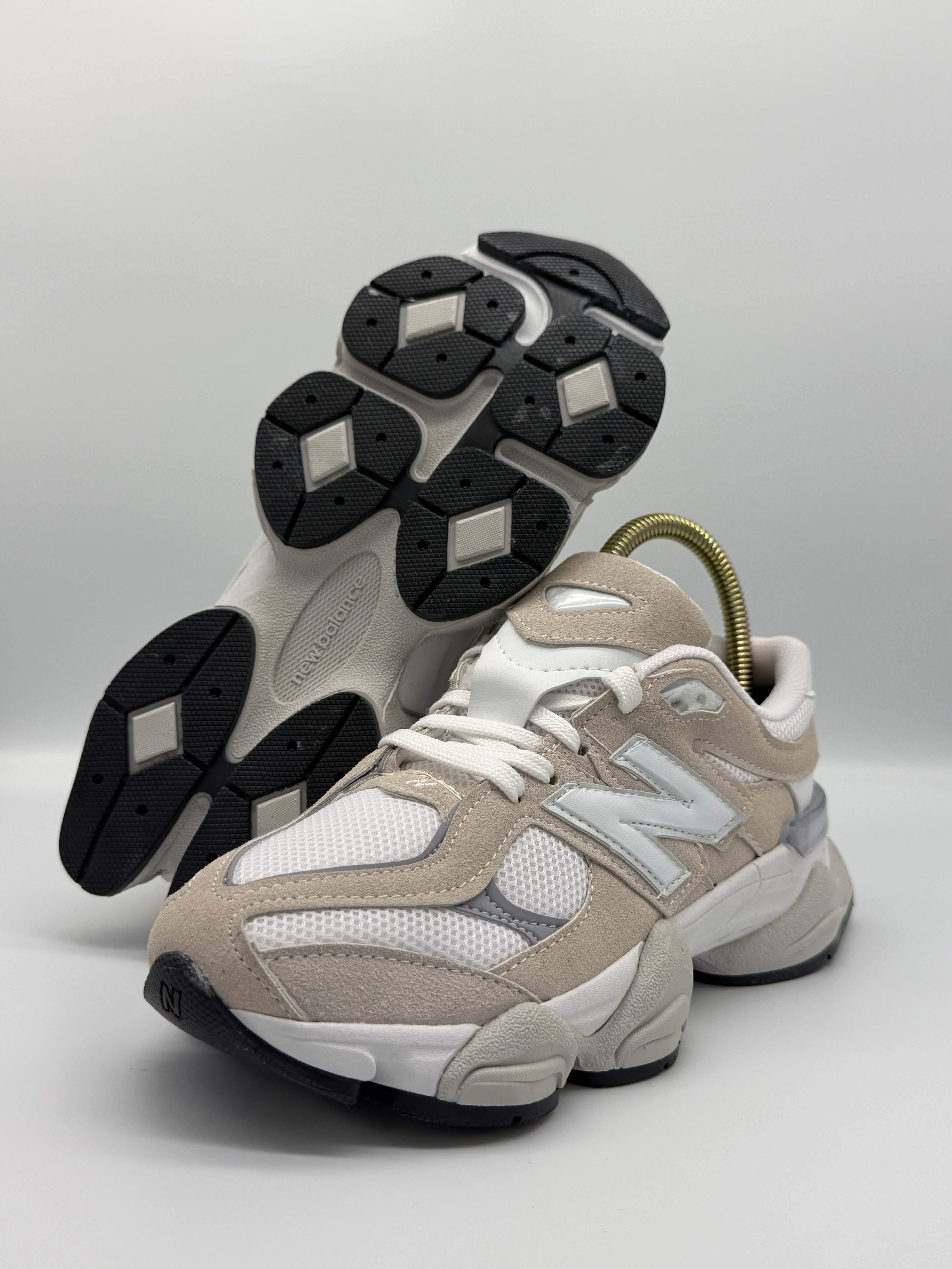 Маратонки New Balance 9060 в бежово и бяло